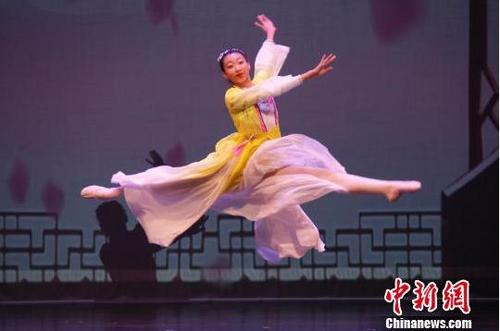 中國僑網(wǎng)獨舞《唐人三彩》?！∮嗳鸲z