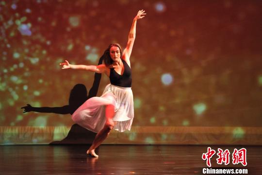 加拿大伯靈頓藝術(shù)家表演的獨舞《An Excerpt》。　余瑞冬 攝