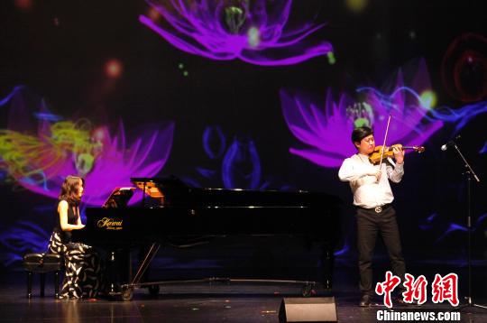 小提琴鋼琴協(xié)奏《梁祝——化蝶》?！∮嗳鸲?攝
