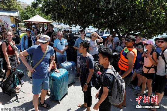 據(jù)外媒報(bào)道，印尼地方旅游局代表稱，印尼發(fā)生地震的龍目島附近的吉利群島上，正在疏散出1200名游客。印尼西努沙登加拉省旅游局局長(zhǎng)Muhammad Faozal說(shuō)：“我們無(wú)法將游客一次性撤離，因?yàn)榇系奈恢貌粔?。游客希望離開吉利島，這可以理解，他們正處于恐慌之中?！碑?dāng)?shù)貢r(shí)間8月5日晚，印尼西努沙登加拉省龍目島東北部發(fā)生里氏7.0級(jí)強(qiáng)震，震中位于該島北部陸地，震源深度15公里。印尼官方隨后發(fā)布海嘯預(yù)警，2小時(shí)后解除預(yù)警。目擊者稱，地震非常劇烈，旅游勝地巴厘島上有震感。最新消息顯示，地震遇難人數(shù)達(dá)142人，200多人重傷。地震導(dǎo)致數(shù)千棟房屋被毀，龍目島電力供應(yīng)中斷。