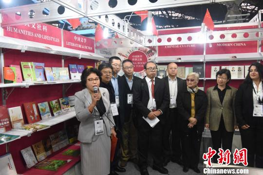 圖為中國圖書進出口(集團)總公司項目管理部經理汪芳(左一)主持贈書儀式。　莫成雄 攝