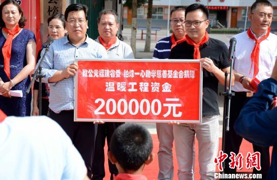 通渭榜羅小學(xué)溫暖工程資金捐贈儀式?！埥鸫?攝
