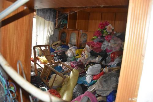 女子家中堆放大量垃圾被起訴:16人花1天清出30車