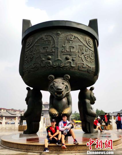 營(yíng)員與“有熊鼎”合影留念。何凌霄 攝