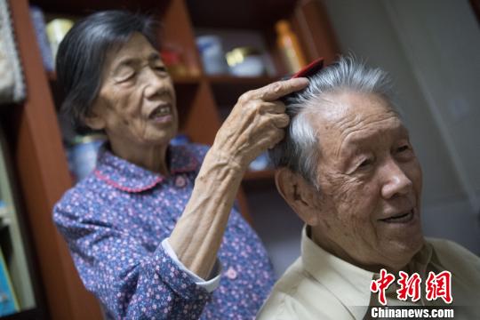 結(jié)婚之日起，喬森就為丈夫梳頭。從青絲到白頭，一梳就是75年?！№f亮 攝