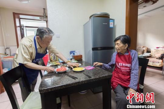 喬森身體不好，王滿科便每天為她做飯?！拔也恢肋€有多少時間可以陪他。剩他一個人沒法活，人越老越有這個體會。”喬森眼里泛起了淚花。　韋亮 攝