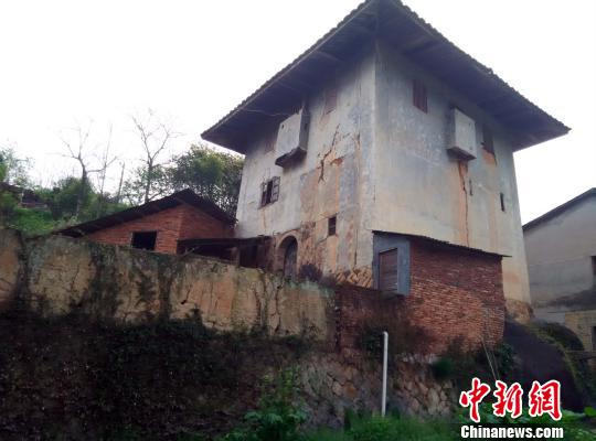 8月初，當?shù)靥厣ㄖ?。福建巨口鄉(xiāng)馀慶村雕樓式土厝?！≌矅z