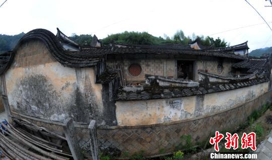 8月初，當?shù)靥厣ㄖ?。巨口鄉(xiāng)最出名的土厝之一駙馬房?！》冻缰恰z