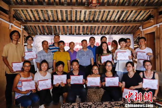 8月初，為參與志愿者頒發(fā)志愿者結(jié)業(yè)證書。　陳可　攝