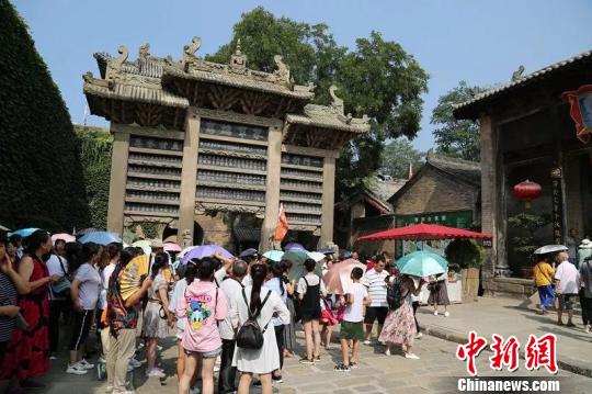 中國僑網(wǎng)8日，來自美國、加拿大、西班牙等國家的40名華裔青少年和沁水縣的40名中學(xué)生開啟了2018“親情中華”夏令營在皇城相府的親情之旅。　白軍社　攝