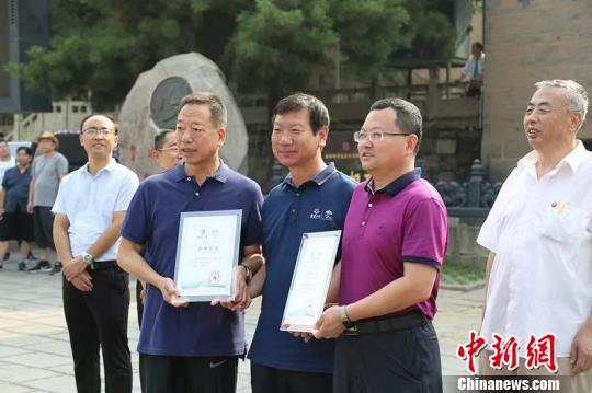活動(dòng)中，陽城縣統(tǒng)戰(zhàn)部和僑聯(lián)向華裔青少年展示陽城獨(dú)特的文化?！“总娚?攝
