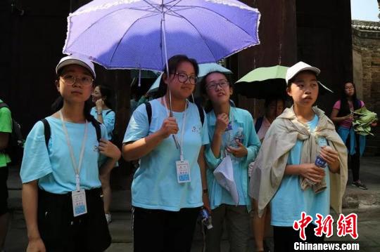 40名華裔青少年在山西陽城皇城相府。　白軍社 攝