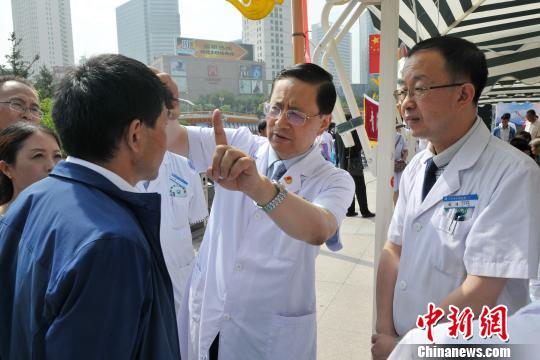 圖為青海省人民醫(yī)院組織百名醫(yī)師在市區(qū)廣場(chǎng)義診。(資料圖) 朱建軍 攝