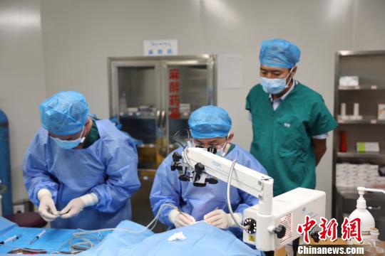 圖為醫(yī)護人員在手術(shù)中。(徐衛(wèi)攝)
