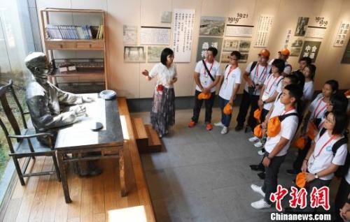 在臺(tái)福州鄉(xiāng)親年輕一代青年學(xué)生參觀福州三坊七巷嚴(yán)復(fù)書院。記者劉可耕 攝