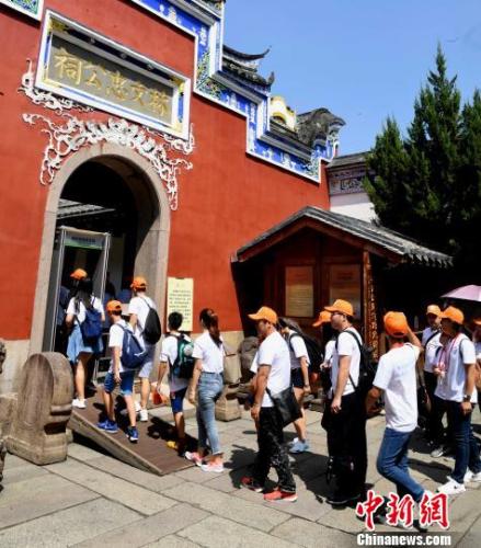 在臺(tái)福州鄉(xiāng)親年輕一代青年學(xué)生參觀福州林則徐紀(jì)念館。記者劉可耕 攝