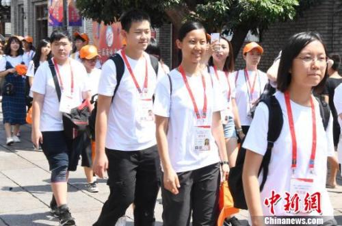 在臺(tái)福州籍青年學(xué)生參觀福州三坊七巷，展開尋根之旅。記者劉可耕 攝
