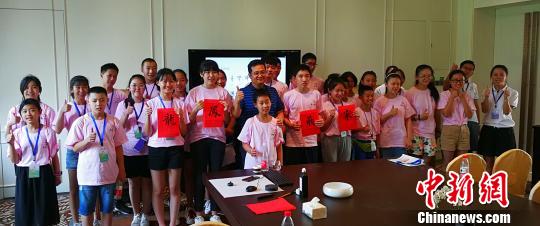 營員與華夏晉道國學(xué)院院長劉洪生合影留念。楊杰英 攝