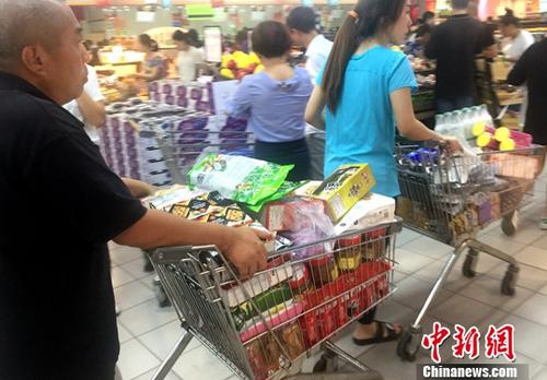 民眾在超市購(gòu)物。<a target='_blank' href='http://www.chinanews.com/'>中新社</a>記者 呂明 攝