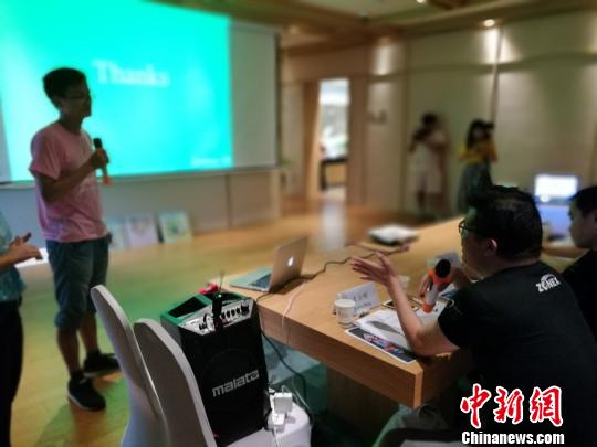 來自臺灣的創(chuàng)業(yè)導(dǎo)師正在對計劃中的不足進(jìn)行指點。鐘升 攝