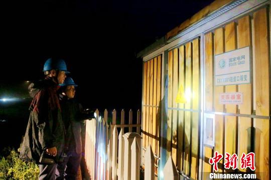 國網(wǎng)岱山縣供電公司電力員工對電力設(shè)施進(jìn)行巡檢排查。　湯志成 攝