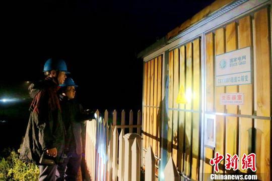 國網(wǎng)岱山縣供電公司電力員工對電力設(shè)施進行巡檢排查。　湯志成 攝