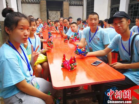 營(yíng)員親手制作布老虎?！罱苡?攝