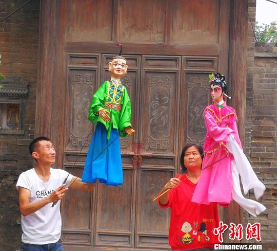 營(yíng)員觀看皮影戲和木偶戲?！罱苡?攝