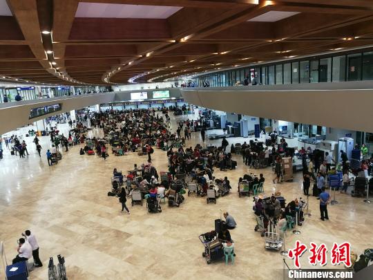 候機廳內(nèi)，不多的候機座椅已被坐滿，有人索性席地而臥。　關向東 攝