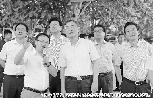 7月20日下午，調(diào)研組在安龍生態(tài)河堤治理項(xiàng)目現(xiàn)場進(jìn)行實(shí)地考察調(diào)研。