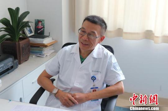 浙江省立同德醫(yī)院精神一科主任醫(yī)師金衛(wèi)東。　張?jiān)娪?攝