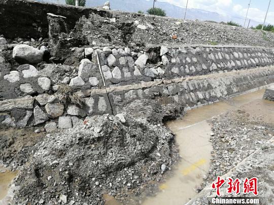 受持續(xù)強降雨影響，蘭新線線路多處陷穴、塌陷、開裂。　杞民 攝
