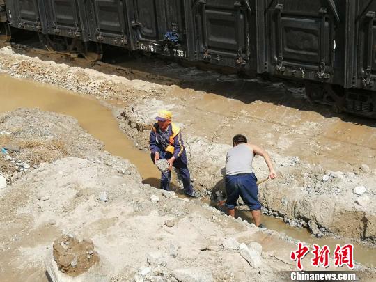 圖為中國鐵路蘭州局集團有限公司嘉峪關工務段職工整治水害?！¤矫?攝