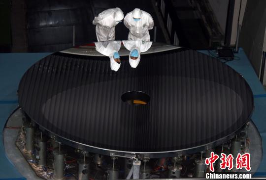 中科院長春光機所研制成功的直徑4.03米口徑高精度碳化硅非球面反射鏡?！O自法 攝