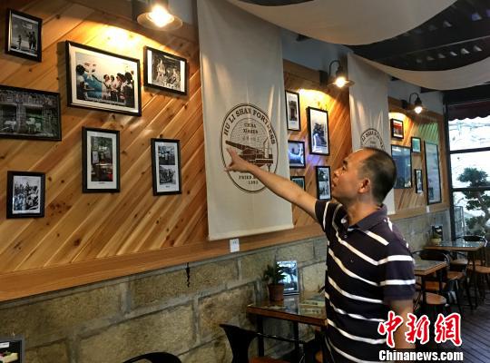 胡里山炮臺(tái)管理處主任王勇介紹改造一新的瞭望臺(tái)戰(zhàn)地服務(wù)部?jī)?nèi)文化墻富裝飾。楊伏山 攝