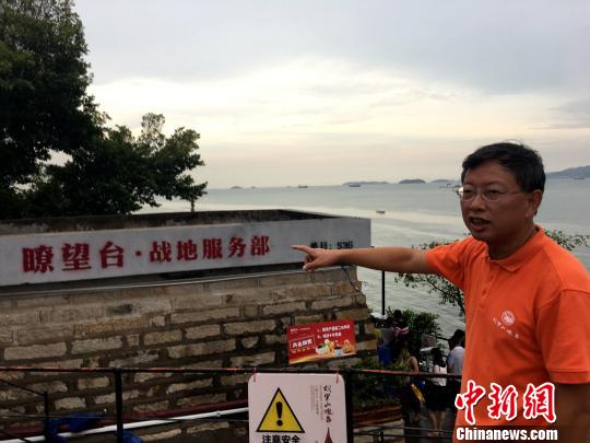 胡里山炮臺(tái)文化旅游開發(fā)有限公司總經(jīng)理翁鷺向記者介紹瞭望臺(tái)的歷史變遷。楊伏山 攝