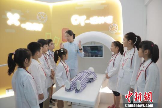 各種高仿真醫(yī)學(xué)器材，如B超儀器、CT儀器以及X-ray儀器讓“見(jiàn)習(xí)小醫(yī)生”們大開(kāi)眼界?！≤窡?攝