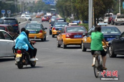 資料圖：在路上行駛的出租車。 <a target='_blank' href='http://www.chinanews.com/' >中新網(wǎng)</a>記者 金碩 攝