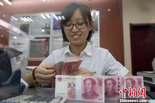 資料圖：山西太原一銀行工作人員正在清點(diǎn)貨幣。<a target='_blank' href='http://www.chinanews.com/'>中新社</a>記者 張?jiān)?攝