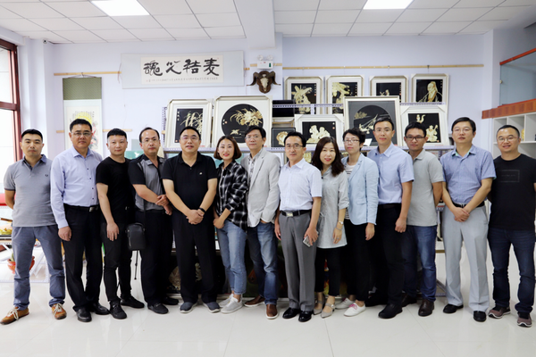 圖為：錫林格勒盟盟委委員、行署副盟長曲衛(wèi)國、人民政協(xié)網總經理付鵬、北京時間聯席總裁陳朝華、人民網共產黨新聞網副總編輯姚奕等媒體領導與麥秸畫創(chuàng)作者楊麗麗合影