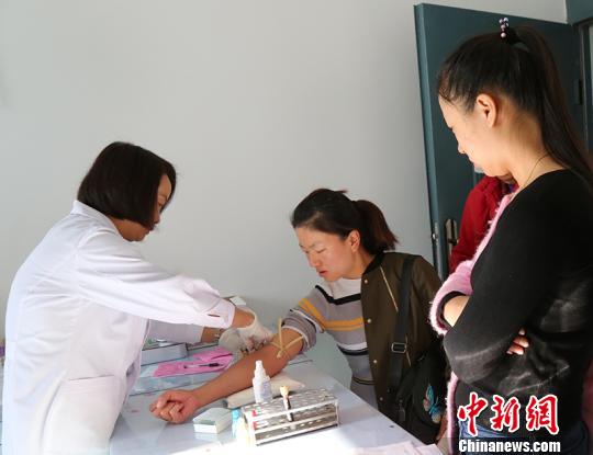 新疆兵團(tuán)第十師一八五團(tuán)為待孕夫婦做免費(fèi)孕前優(yōu)生健康檢查?！顤|東 攝
