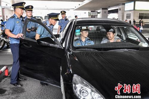 資料圖：2018年5月16日，廣州開展網(wǎng)約車市場(chǎng)專項(xiàng)整治行動(dòng)檢查現(xiàn)場(chǎng)。陳驥旻 攝