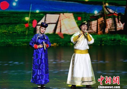 圖為“大地飛歌·2018”晚會(huì)現(xiàn)場(chǎng)?！∮峋?攝