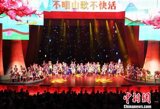 圖為“大地飛歌·2018”晚會(huì)現(xiàn)場(chǎng)。　俞靖 攝