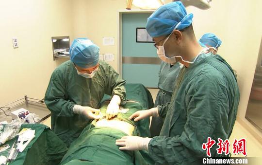 安徽首例自體組織工程表皮治療白癜風(fēng)移植手術(shù)現(xiàn)場(chǎng)。(合肥再生醫(yī)學(xué)組織工程實(shí)驗(yàn)室供圖)