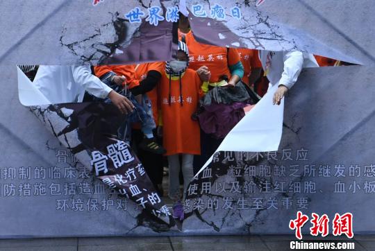 醫(yī)生與患者一起，即將攜手闖過寓意淋巴瘤治療的關(guān)口，幫助患者堅定戰(zhàn)勝病魔的信心。　陳超 攝