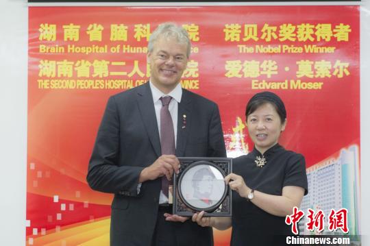 湖南省衛(wèi)生計生委副主任易露茜代表湖南省衛(wèi)生計生委歡迎愛德華？ 莫索爾一行。湖南省腦科醫(yī)院供圖