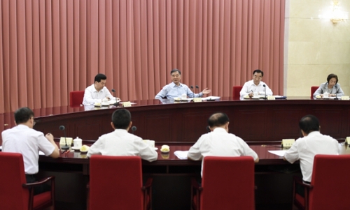 近日，中共中央政治局常委、全國政協(xié)主席汪洋在北京主持召開座談會，聽取部分專家學者對全國政協(xié)重點研究課題的意見建議。