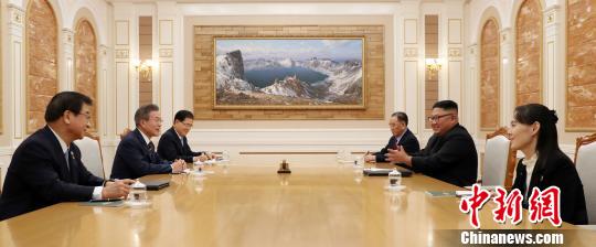 18日，文在寅與金正恩舉行會談。19日二人將進(jìn)行第二次會談，并聯(lián)合發(fā)表會談成果?！捌饺缆?lián)合采訪團(tuán)”供圖