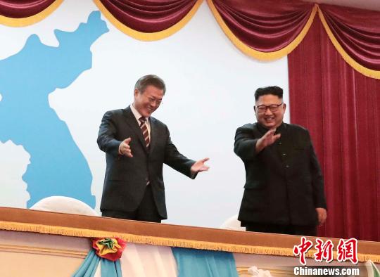 18日晚上，朝方為歡迎文在寅一行舉行文藝演出和歡迎晚宴?！捌饺缆?lián)合采訪團(tuán)”供圖